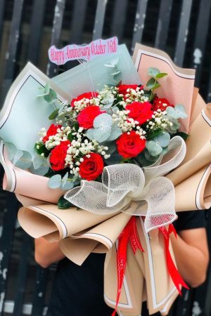 Bó hoa hồng đỏ 9 bông tượng trưng cho tình yêu vĩnh cửu và lời hứa trọn đời bên nhau. Mỗi bông hồng đỏ rực rỡ được gói khéo léo, tạo nên tổng thể sang trọng, nồng nàn và đầy ý nghĩa.