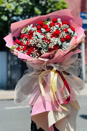 Bó hoa hồng đỏ to sang trọng, rực rỡ và đầy cảm xúc yêu thương nồng nàn.