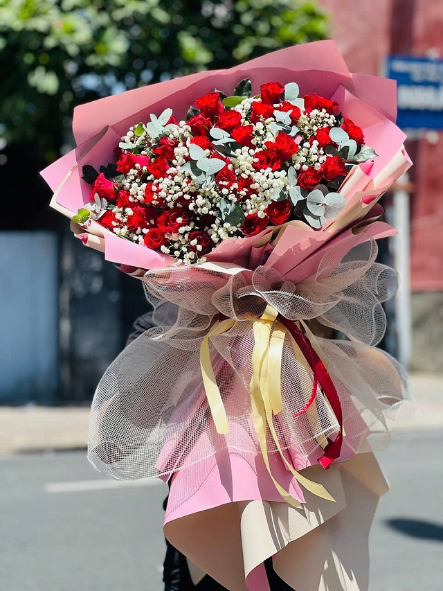 Bó hoa hồng đỏ to sang trọng, rực rỡ và đầy cảm xúc yêu thương nồng nàn.