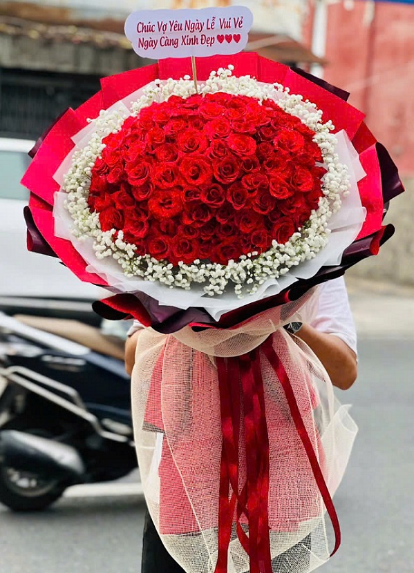 Bó hoa hồng đỏ dáng tròn đẹp, viền baby trắng bên ngoài, tạo vẻ lãng mạn và tinh tế.