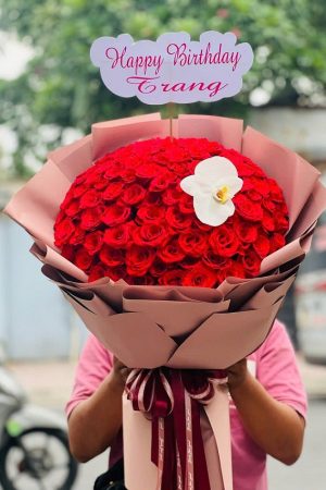 Bó hoa hồng đỏ 99 bông rực rỡ, tượng trưng cho tình yêu vĩnh cửu và lời hứa trọn đời.