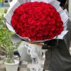 Bó hoa hồng đỏ 100 bông lộng lẫy, tượng trưng cho tình yêu trọn vẹn và viên mãn.
