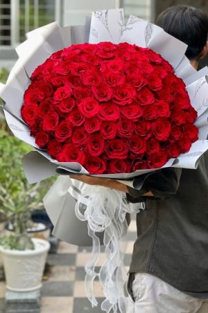 Bó hoa hồng đỏ 100 bông lộng lẫy, tượng trưng cho tình yêu trọn vẹn và viên mãn.