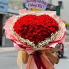 Bó hoa hồng đỏ hình trái tim độc đáo, rực rỡ và lãng mạn, biểu tượng của tình yêu chân thành