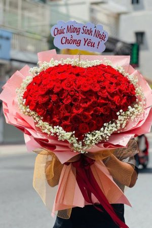 Bó hoa hồng đỏ hình trái tim độc đáo, rực rỡ và lãng mạn, biểu tượng của tình yêu chân thành