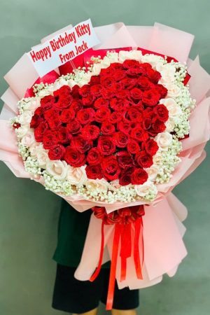Bó hoa hồng đỏ hình trái tim độc đáo, rực rỡ và lãng mạn, biểu tượng của tình yêu chân thành