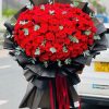 Bó hoa hồng đỏ gói giấy đen to sang trọng, nổi bật và đầy vẻ cuốn hút, mạnh mẽ.