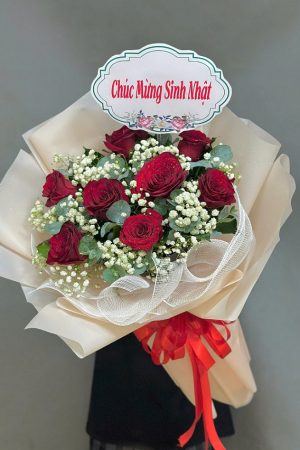 Bó hoa hồng đỏ 8 bông – biểu trưng cho tình yêu vĩnh cửu và sự trọn vẹn. Những bông hồng đỏ rực rỡ được gói tinh tế, nhỏ gọn mà sang trọng, gửi gắm thông điệp yêu thương chân thành