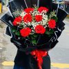 Bó hoa hồng đỏ giấy đen mang vẻ đẹp quyến rũ và sang trọng. Sắc đỏ của hoa nổi bật trên nền giấy đen huyền bí, tạo nên sự đối lập ấn tượng, thể hiện tình yêu mãnh liệt, sâu sắc và đầy cuốn hút.