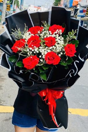 Bó hoa hồng đỏ giấy đen mang vẻ đẹp quyến rũ và sang trọng. Sắc đỏ của hoa nổi bật trên nền giấy đen huyền bí, tạo nên sự đối lập ấn tượng, thể hiện tình yêu mãnh liệt, sâu sắc và đầy cuốn hút.