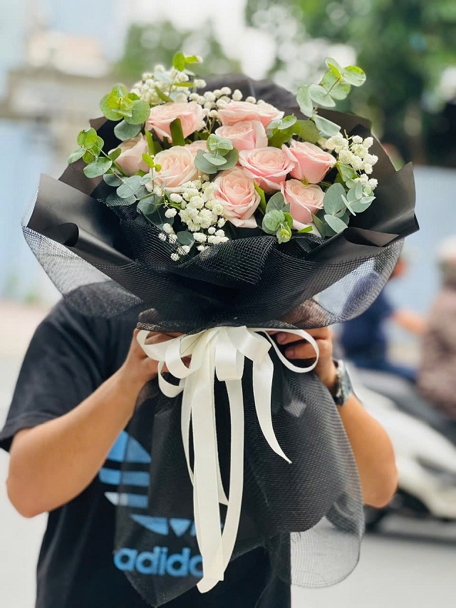 Bó hoa hồng kem giấy đen mang nét đối lập tinh tế giữa dịu dàng và mạnh mẽ. Sắc kem nhẹ nhàng nổi bật trên nền giấy đen sang trọng, tạo nên vẻ đẹp thanh lịch, hiện đại và cuốn hút – thích hợp cho cả những dịp tặng đặc biệt và trang trọng