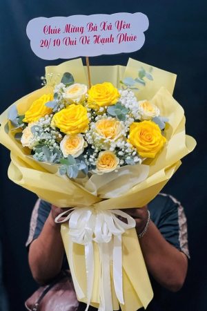 Bó hoa hồng vàng rực rỡ tượng trưng cho tình bạn, niềm vui và sự biết ơn. Sắc vàng tươi sáng mang lại cảm giác ấm áp, hạnh phúc và may mắn, thích hợp để tặng bạn bè, đồng nghiệp hoặc chúc mừng những dịp đặc biệt.