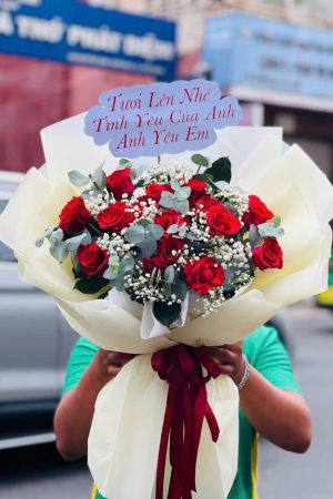 Bó hoa hồng đỏ giấy màu kem mang nét sang trọng và tinh tế, khi sắc đỏ nồng nàn của hoa hòa quyện cùng tone kem nhẹ nhàng của giấy gói. Tổng thể tạo nên vẻ đẹp hài hòa, lãng mạn và đầy cảm xúc, thích hợp cho những dịp tặng đặc biệt, kỷ niệm hay bày tỏ tình yêu.