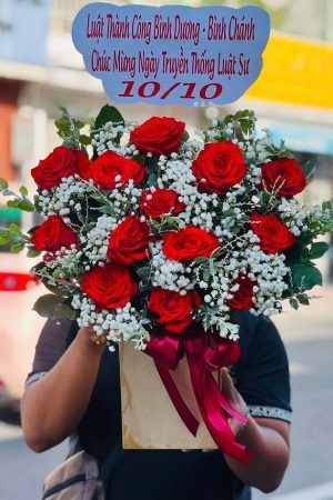 Giỏ hoa hồng đỏ sang trọng, tượng trưng cho tình yêu nồng nàn và niềm đam mê cháy bỏng. Phù hợp tặng người yêu, sinh nhật hoặc dịp kỷ niệm đặc biệt.