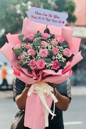 Bó hoa hồng sen nổi bật với sắc hồng tươi tắn, mang đến cảm giác nhẹ nhàng và đầy sức sống. Mỗi bông hoa như lời chúc tốt đẹp, yêu thương và trân trọng. Phù hợp để tặng bạn bè, người thân, đồng nghiệp hoặc trong các dịp sinh nhật, chúc mừng đơn giản mà ý nghĩa.