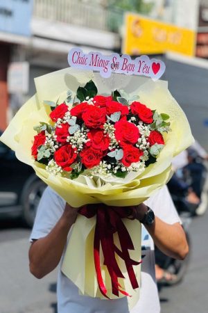 Bó hoa hồng đỏ tượng trưng cho tình yêu nồng nàn và chân thành. Những bông hồng đỏ rực rỡ được gói khéo léo, tạo nên vẻ đẹp lãng mạn, sang trọng và đầy cảm xúc, thích hợp để tặng người yêu trong dịp đặc biệt.