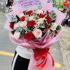 Bó hoa hồng đỏ mix hồng kem là sự kết hợp đầy tinh tế giữa đam mê và dịu dàng. Sắc đỏ rực rỡ hòa cùng tone hồng kem nhẹ nhàng tạo nên vẻ đẹp lãng mạn, sang trọng và ngọt ngào, thích hợp để tặng người yêu, vợ hoặc trong các dịp đặc biệt.