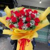 Bó hoa hồng đỏ gói giấy vàng nổi bật, sang trọng và đầy cảm xúc yêu thương.