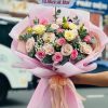 Bó hoa hồng phối tone pastel mang vẻ đẹp nhẹ nhàng, tinh tế và hiện đại. Những sắc hoa dịu như hồng phấn, kem, tím nhạt hòa quyện hài hòa, tạo cảm giác thanh thoát và sang trọng, thích hợp để tặng trong các dịp sinh nhật, kỷ niệm hay ngày đặc biệt.