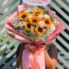 Bó hoa hướng dương mix hồng kem mang vẻ đẹp tươi sáng và dịu dàng, kết hợp giữa sắc vàng rực rỡ của hướng dương và hồng kem nhẹ nhàng, tạo nên tổng thể hài hòa, trẻ trung và tràn đầy năng lượng tích cực. Thích hợp để tặng bạn bè, người yêu hoặc chúc mừng những dịp đặc biệt.