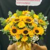 Giỏ hoa hồng vàng mix hướng dương rực rỡ, tràn đầy năng lượng và tươi vui. Biểu trưng cho thành công, hạnh phúc và khởi đầu thuận lợi. Thích hợp tặng khai trương, chúc mừng hay tri ân.