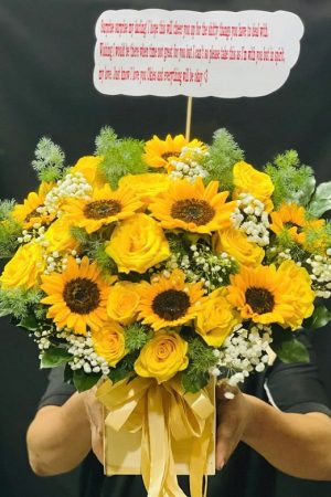Giỏ hoa hồng vàng mix hướng dương rực rỡ, tràn đầy năng lượng và tươi vui. Biểu trưng cho thành công, hạnh phúc và khởi đầu thuận lợi. Thích hợp tặng khai trương, chúc mừng hay tri ân.