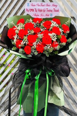 Bó hoa hồng đỏ gói giấy đen huyền bí, sang trọng và đầy cuốn hút.