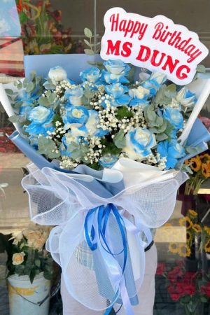 Bó hoa hồng xanh độc đáo, tượng trưng cho tình yêu vĩnh cửu và niềm tin bền chặt.
