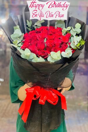 Bó hoa hồng đỏ gói giấy đen sang trọng, quyến rũ và đầy mạnh mẽ.