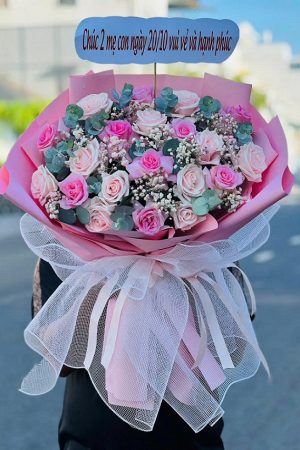 Bó hoa hồng kem mix hồng sen nhẹ nhàng, thanh lịch và ngọt ngào, tỏa sắc tinh tế trong từng cánh hoa.