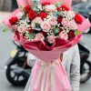 Bó hoa hồng kem mix hồng đỏ rực rỡ và tinh tế, hòa quyện giữa sự nồng nàn và dịu dàng.