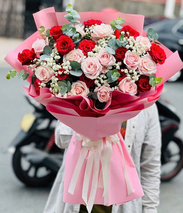 Bó hoa hồng kem mix hồng đỏ rực rỡ và tinh tế, hòa quyện giữa sự nồng nàn và dịu dàng.