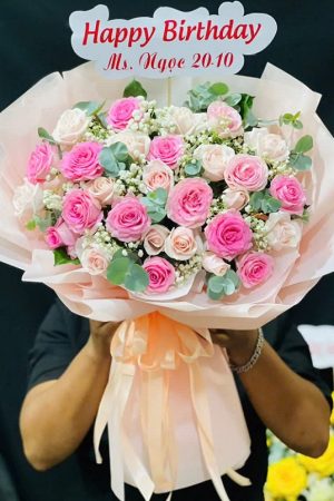 Bó hoa hồng kem mix hồng sen dịu dàng, thanh thoát và đầy nét nữ tính.