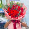 Bó hoa hồng đỏ gói giấy hồng ngọt ngào, lãng mạn và đầy yêu thương.