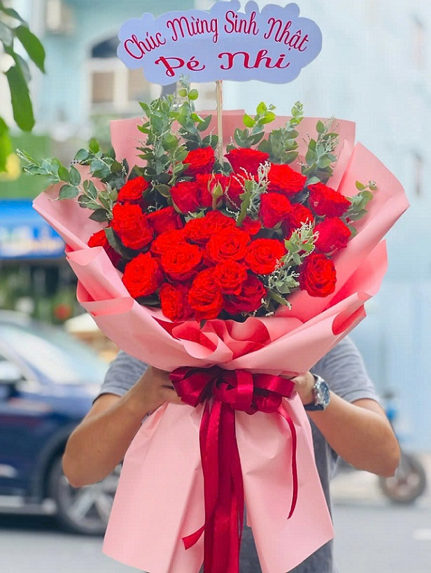 Bó hoa hồng đỏ gói giấy hồng ngọt ngào, lãng mạn và đầy yêu thương.