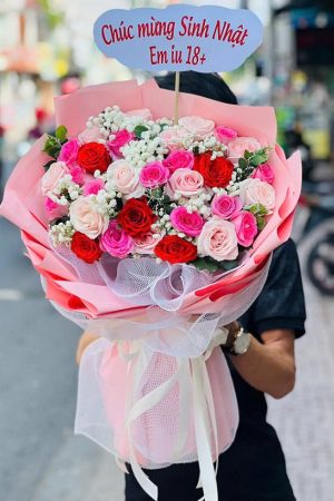 Bó hoa mix hồng đỏ, hồng kem và hồng sen hài hòa, rực rỡ và đầy cảm xúc yêu thương.