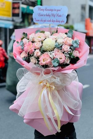 Bó hoa tông hồng pastel nhẹ nhàng, thanh thoát và đầy vẻ tinh tế, ngọt ngào.