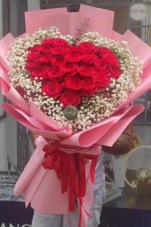 Bó hoa hồng đỏ hình trái tim nhỏ gọn, xinh xắn và lãng mạn, tượng trưng cho tình yêu chân thành.