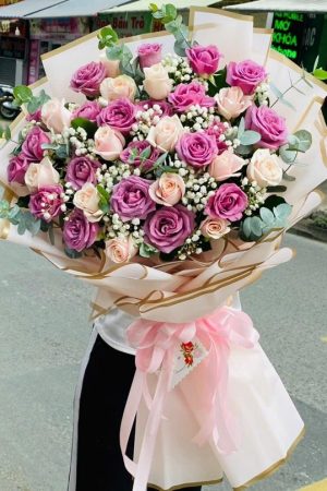 Bó hoa hồng kem mix hồng tím nhẹ nhàng, tinh tế và mang nét lãng mạn ngọt ngào.