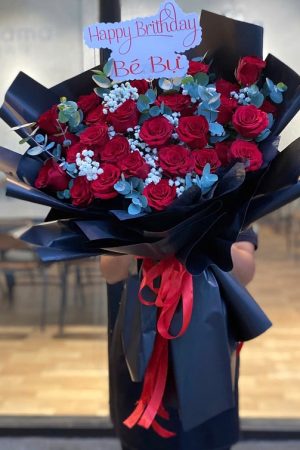 Bó hoa hồng đỏ gói giấy đen nổi bật, quyến rũ và sang trọng.