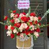 Giỏ hoa hồng kem mix hồng đỏ là sự hòa quyện giữa vẻ đẹp ngọt ngào và nồng nàn. Hồng kem tinh tế, nhẹ nhàng kết hợp cùng hồng đỏ rực rỡ, quyến rũ – tạo nên tổng thể sang trọng và bắt mắt. Giỏ hoa thích hợp để tặng người yêu, vợ, bạn gái hoặc dành tặng trong các dịp kỷ niệm, chúc mừng đầy ý nghĩa.