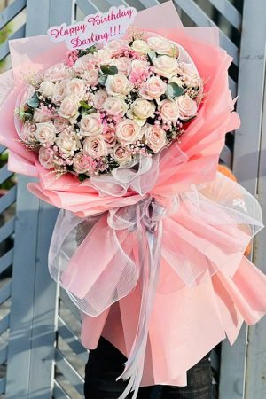 Bó hoa hồng kem thanh lịch, tinh tế và mang vẻ đẹp dịu dàng, trang nhã.