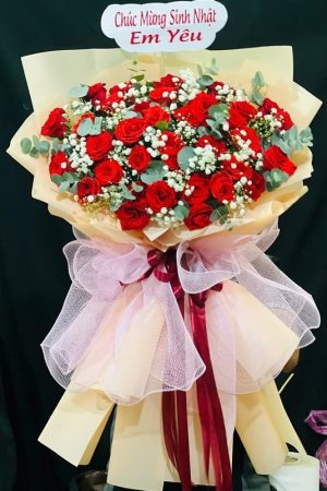 Bó hoa hồng đỏ đẹp rực rỡ, tượng trưng cho tình yêu nồng nàn và chân thành.