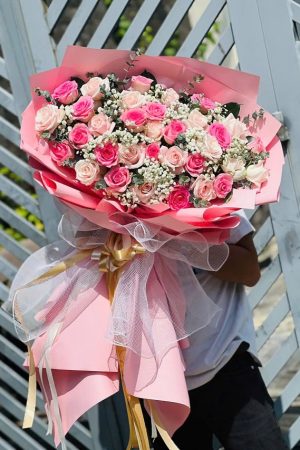 Bó hoa hồng kem mix hồng sen to nổi bật, ngọt ngào và sang trọng, mang vẻ đẹp tinh tế và cuốn hút.