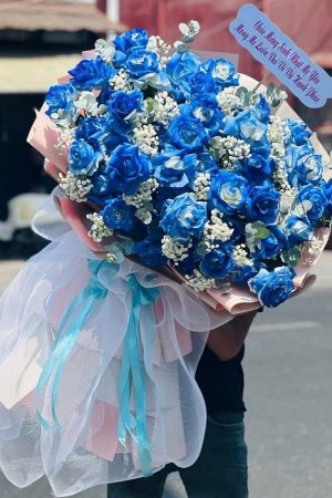 Bó hoa hồng xanh độc đáo, ấn tượng và tượng trưng cho tình yêu vĩnh cửu, hy vọng và niềm tin.