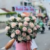 Giỏ hoa hồng kem thanh lịch, nhẹ nhàng với tông màu tinh tế, tượng trưng cho sự chân thành và yêu thương dịu dàng. Phù hợp tặng sinh nhật, chúc mừng hay bày tỏ tình cảm.