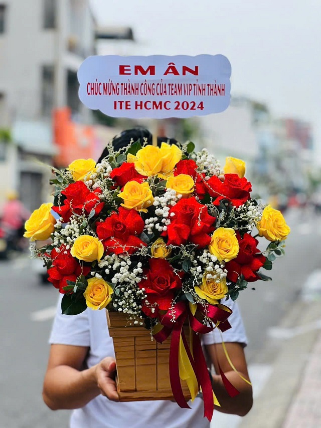 Giỏ hoa hồng đỏ mix hồng vàng rực rỡ, nổi bật với sắc màu của tình yêu và thịnh vượng. Thay lời chúc hạnh phúc, may mắn và thành công viên mãn.