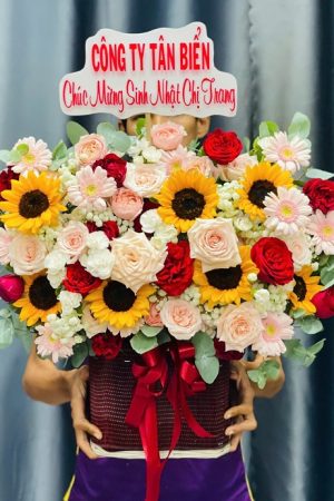 Giỏ hoa chúc mừng Thạch Thất được thiết kế từ hướng dương, hồng, mang thông điệp rực rỡ và đầy hy vọng.