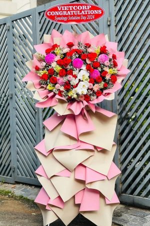 Kệ hoa khai trương rực rỡ tại cửa hàng hoa tươi Thủ Dầu Một, gửi lời chúc may mắn và thành công.