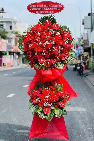 Kệ hoa khai trương đẹp tại Bắc Tân Uyên Bình Dương với thiết kế độc quyền, kết hợp hoa đồng tiền, hồng môn và hồng đỏ sang trọng.